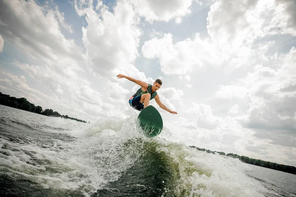 Surfer utför hans professionella förmågor och färdigheter — Stockfoto