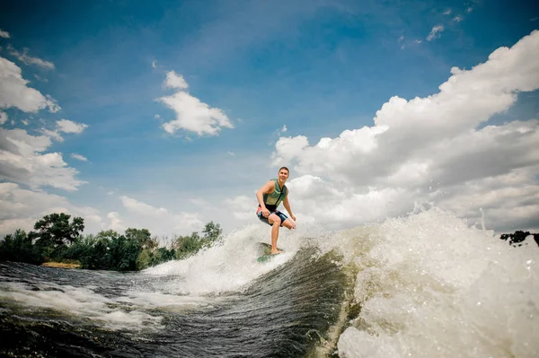 Surfare ridning wakeboard på hög våg av motorbåt — Stockfoto
