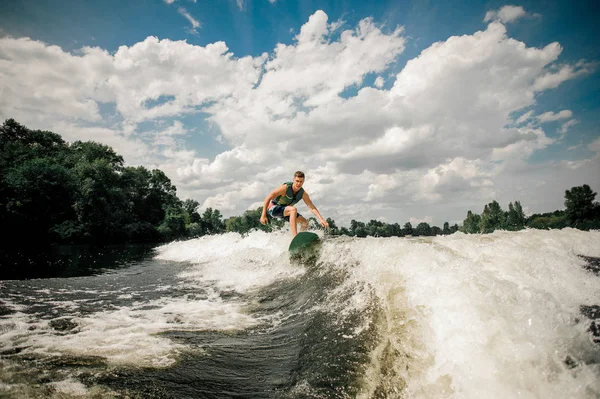 水の背景にウェイク ボードに乗って白人サーファー — ストック写真