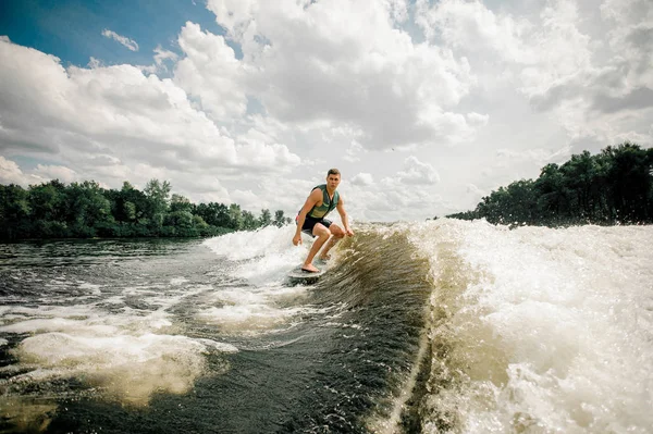 Surf équitation wakeboard sur haute vague, ayant extrême été — Photo