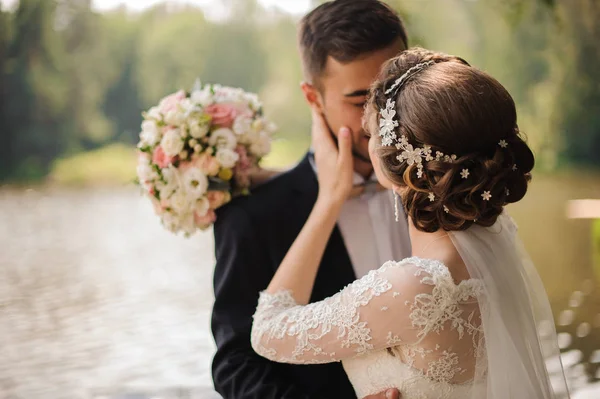 Porträt eines Bräutigams, der eine Braut küsst — Stockfoto