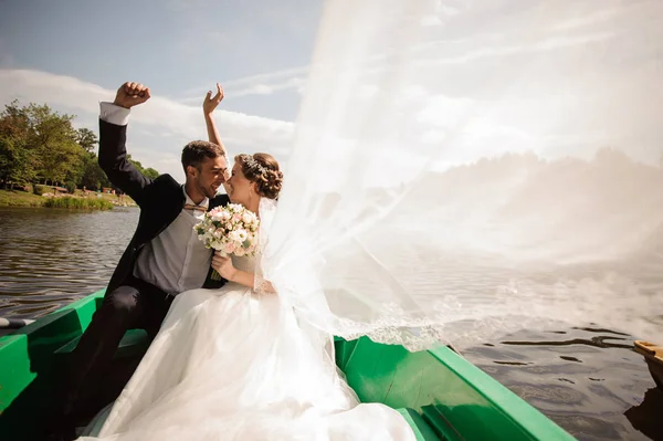 Glad och leende bruden med brudgummen i båten — Stockfoto