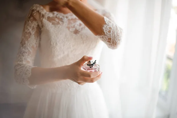 新娘穿着漂亮的白色婚纱配上香水 — 图库照片