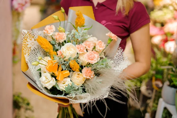 bir buket gül, astilba ve karanfil tutan kız