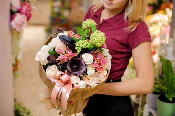 장미, 칼라스, 난초와 수 국 꽃다발을 들고 소녀 — 스톡 사진