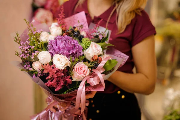 Menina segurando um buquê de rosas, astilba e bagas — Fotografia de Stock