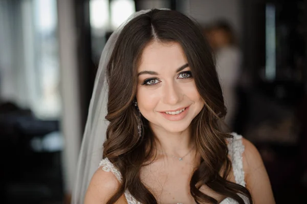 Ranní Příprava nevěsty. Krásná a usměvavá nevěsta v bílém závoji — Stock fotografie