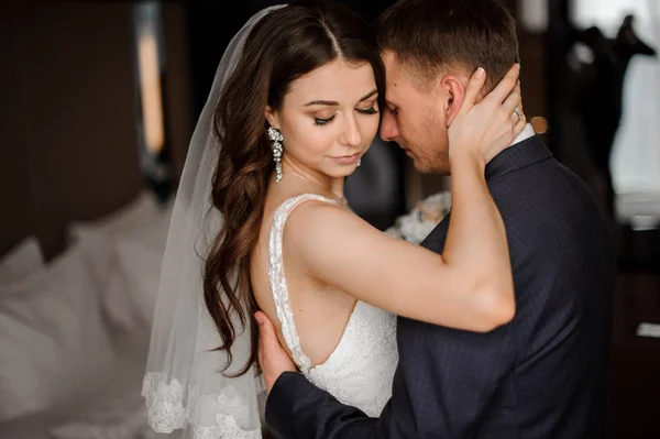 Retrato de um jovem e belo casal — Fotografia de Stock