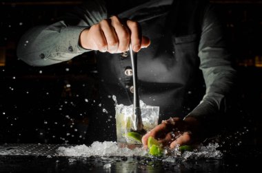 Barmen el Caipirinha kokteyl yapmak kireç gelen taze meyve suyu sıkma