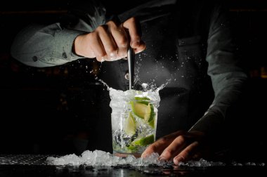 Barmen el Caipirinha kokteyl yapmak kireç gelen taze meyve suyu sıkma