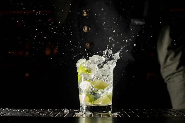 Glas gefüllt mit spritzendem frischen Caipirinha-Cocktail — Stockfoto