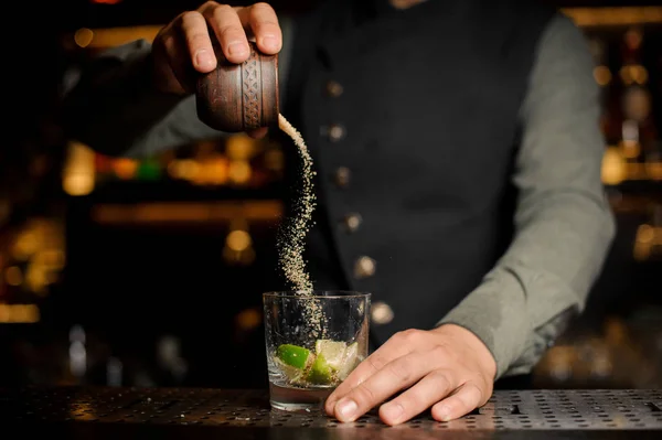 Barman añadiendo azúcar de caña en la copa de cóctel con lima. Proc. —  Fotos de Stock