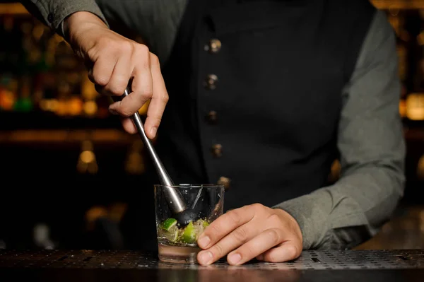 Barman exprimiendo el jugo de lima haciendo cóctel Caipirinha —  Fotos de Stock