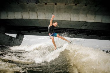 Etkin adam atletik wakesurfing aşağı nehir agai gemide