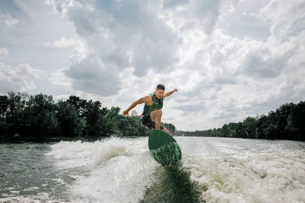 Mladí a wakesurfing atletický muž na desce — Stock fotografie