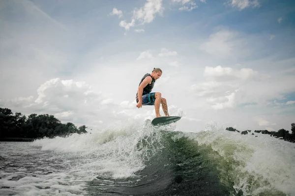 Cavaliere del Wakesurf che salta sulle onde di un fiume — Foto Stock