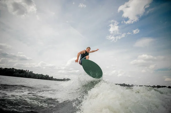 Unga och aktiva mannen wakesurfing i styrelsen — Stockfoto