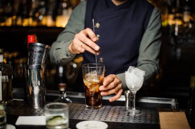 Barmen bir alkolik bir cam kokteyl yapmak