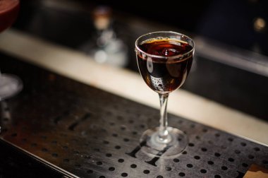 Alkollü kokteyl yüzeyinde küçük damla