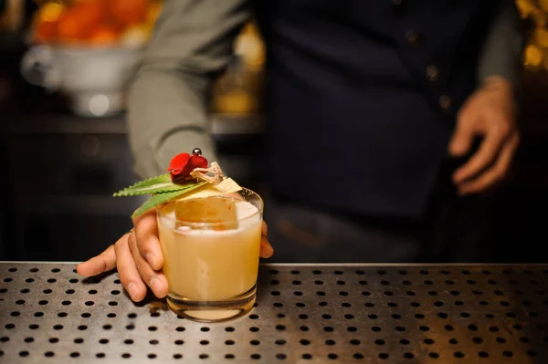 Barman ręka dekorowanie odświeżające koktajle alkoholowe — Zdjęcie stockowe
