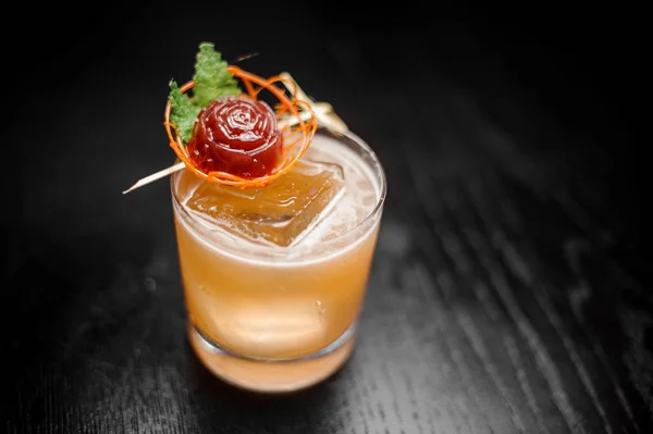 Bicchiere da cocktail riempito con cocktail alcolici arancioni decorati — Foto Stock