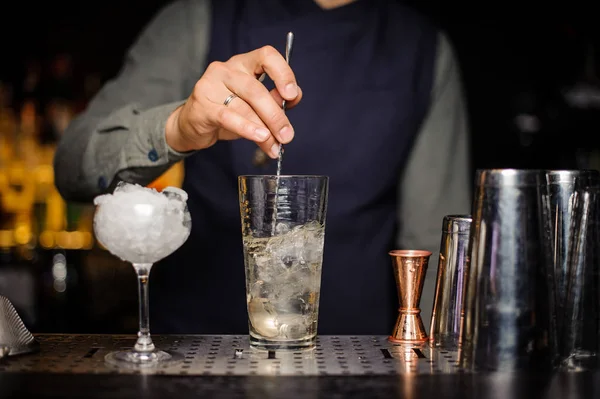 Barman mescolando bevanda alcolica con cubetti di ghiaccio — Foto Stock