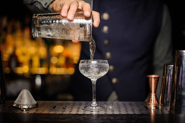 Barman verter un cóctel alcohólico listo en el vaso — Foto de Stock