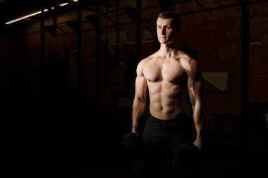 CrossFit bir spor salonunda pratik seksi gömleksiz adam