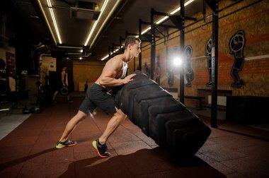 Crossfit büyük bir lastik saygısız pratik seksi kaslı adam