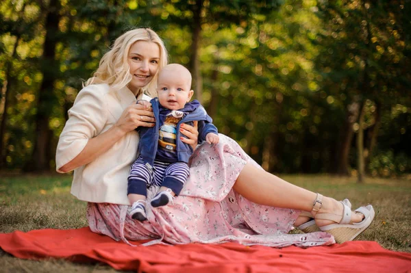 소풍에 아기 아들과 사랑 스러운 어머니 — 스톡 사진
