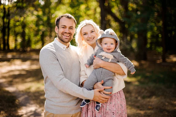 귀여운 아기 아들과 함께 행복 한 젊은 가족 — 스톡 사진