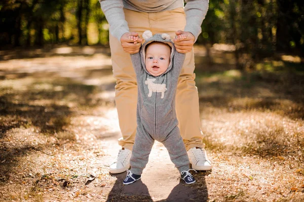 Man lopen met een schattige lachende babyjongen in park — Stockfoto