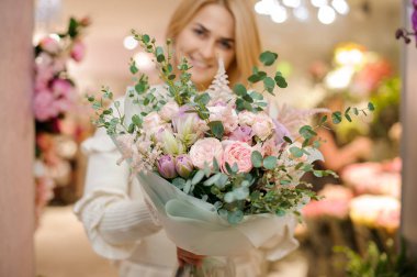 Büyük ve güzel Sevgililer buket ihale çiçek