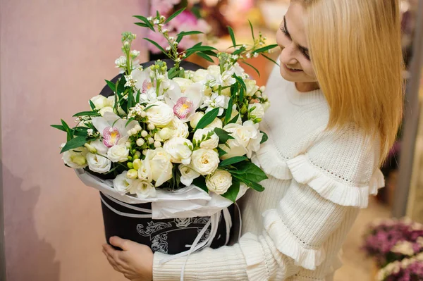 Mulher loira feliz com uma grande caixa de flores dos namorados — Fotografia de Stock