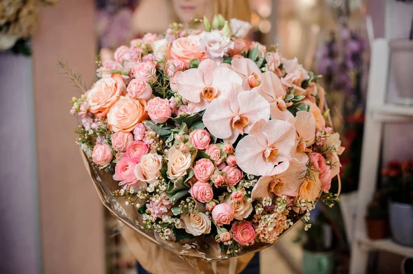 Photo rapprochée d'un grand bouquet de fleurs — Photo