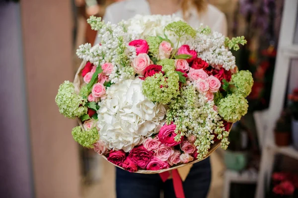 Femme tenant un beau bouquet de fleurs — Photo