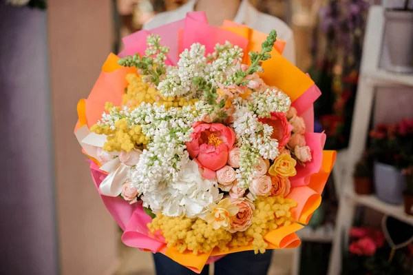 Mujer sosteniendo un brillante ramo de flores —  Fotos de Stock