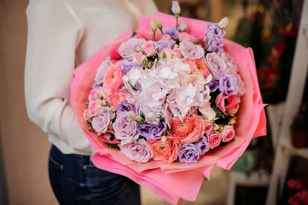 Mujer con un hermoso ramo rosa de flores —  Fotos de Stock