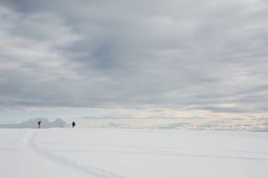 Karda kayan iki snowboard düşkünleri silüeti