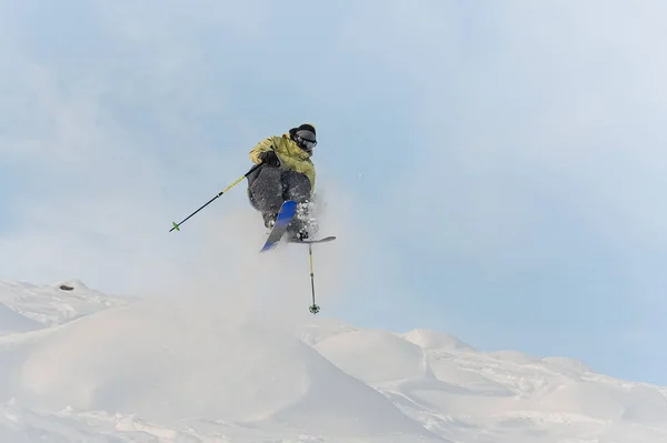 Profissional snowboarder masculino no salto sobre a neve em pó — Fotografia de Stock