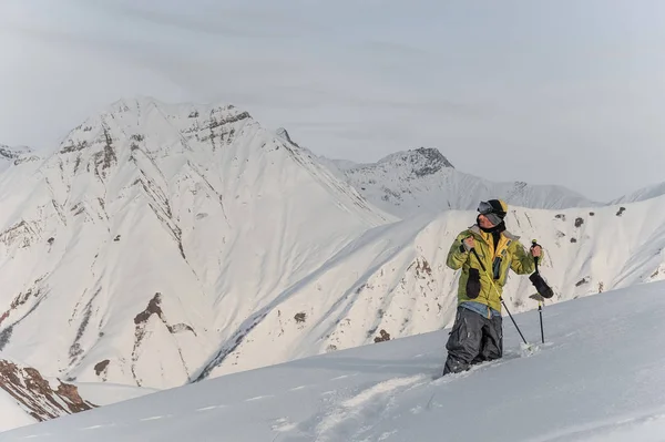 Homem snowboarder no fundo de picos de montanha — Fotografia de Stock
