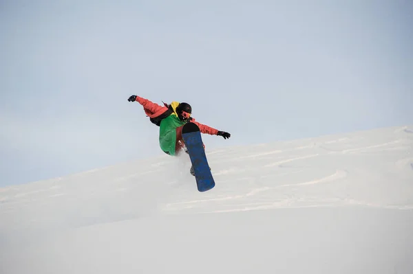 Salto de snowboard profissional na neve em pó — Fotografia de Stock