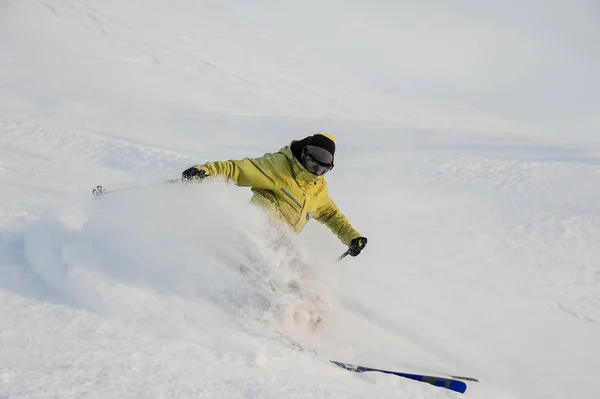 Jovem se divertindo montando no snowboard — Fotografia de Stock