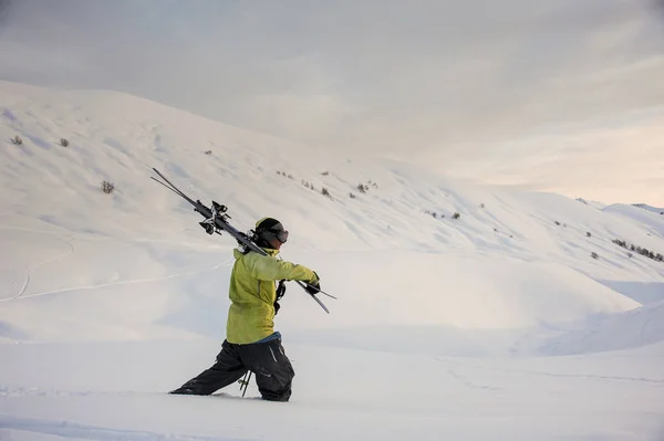 A szakmai snowboardos gyaloglás hegyekben oldalnézete — Stock Fotó