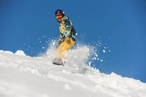 Vista inferior do snowboarder freeride deslizando pela encosta — Fotografia de Stock