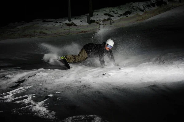 Jovem e ativo snowboarder descendo a montanha de neve slop — Fotografia de Stock