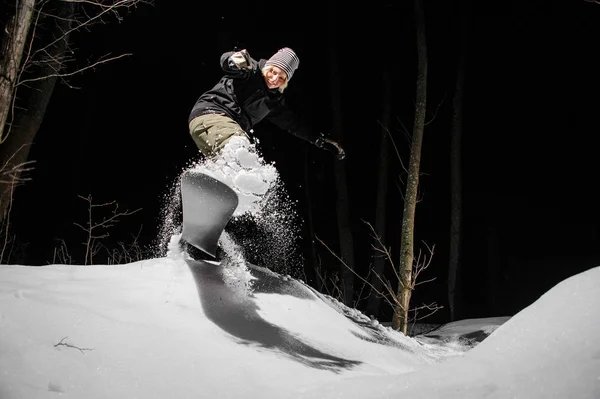 Kadın Snowboard dağ yokuş aşağı gece sürme — Stok fotoğraf