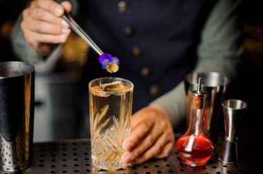 Barmen ile Menekşe çiçek kokteyl hazırlama bitirme