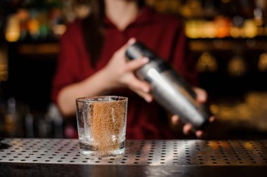 Barmen kız çok güzel kokteyl barda yapım sayaç