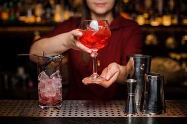 Işık kırmızı kokteyl garson Barmen kız